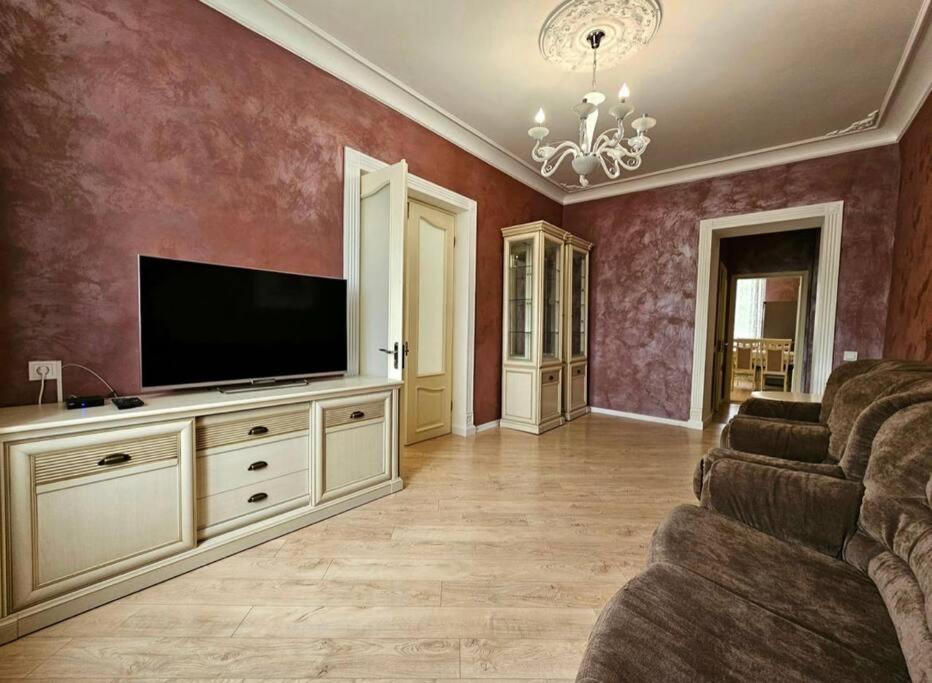 Luxury Apartment In The Center คีชีเนา ภายนอก รูปภาพ